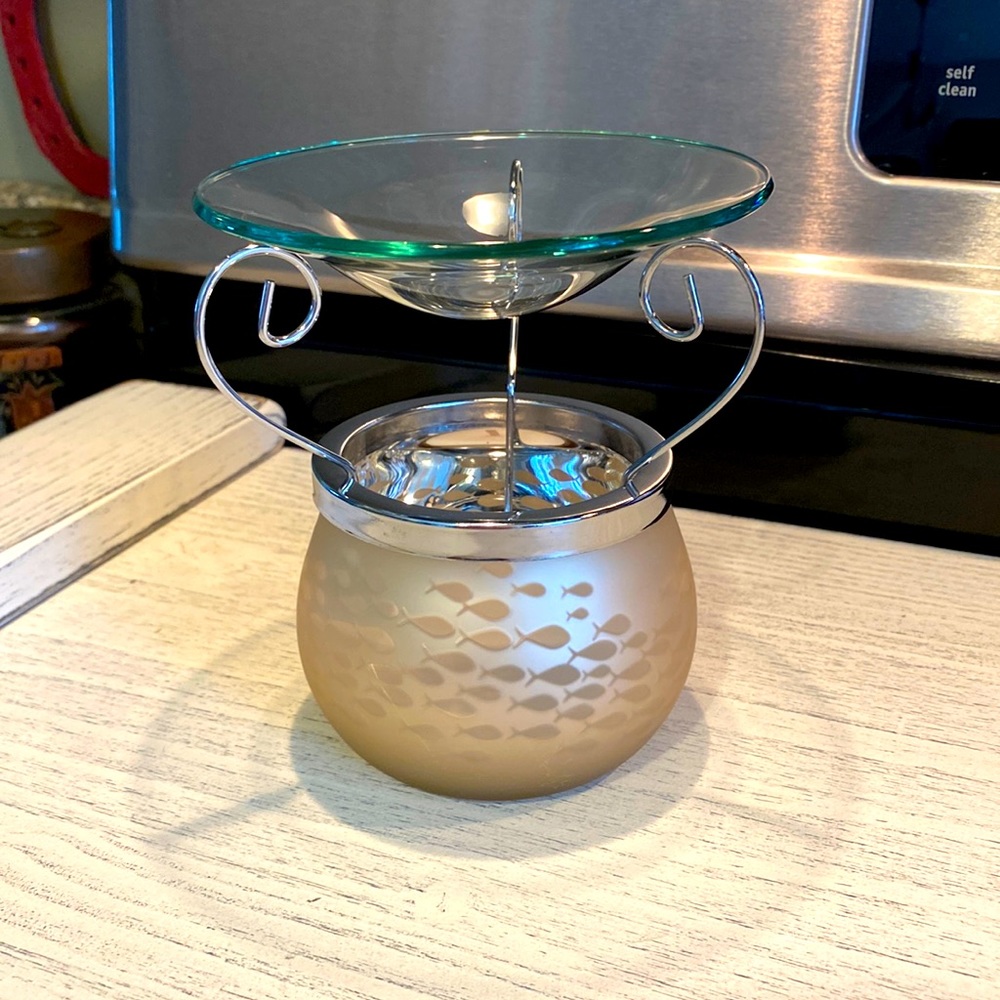 🕯️YANKEE CANDLE TART BURNER-Tan Flickering Fish with 4.5 inch diameter dish